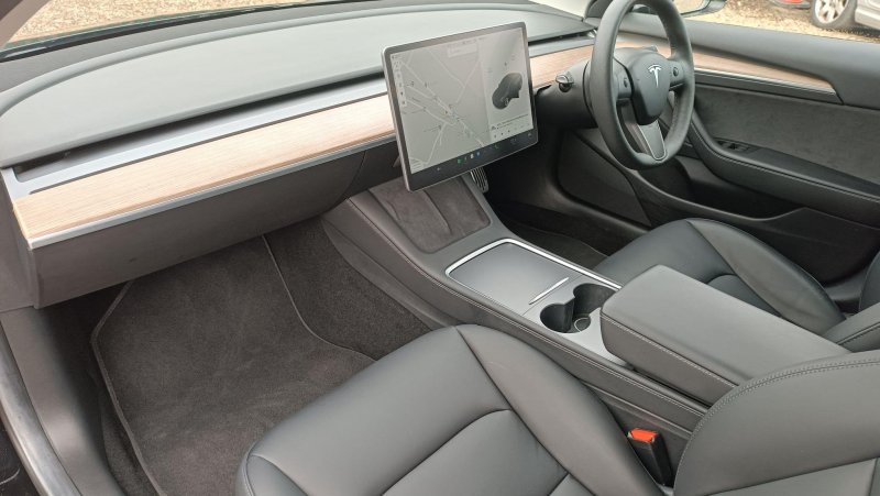 TESLA MODEL 3