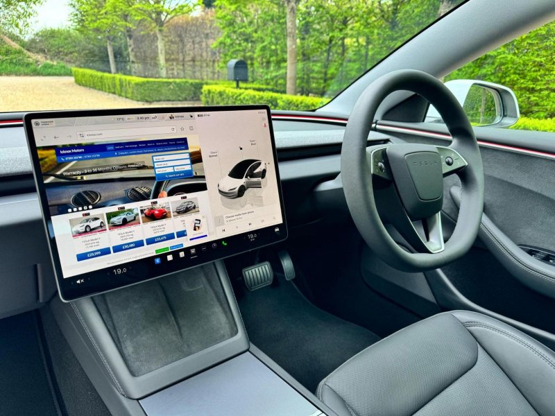 TESLA MODEL 3