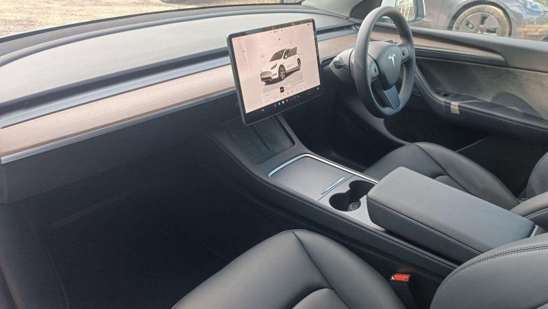 TESLA MODEL Y