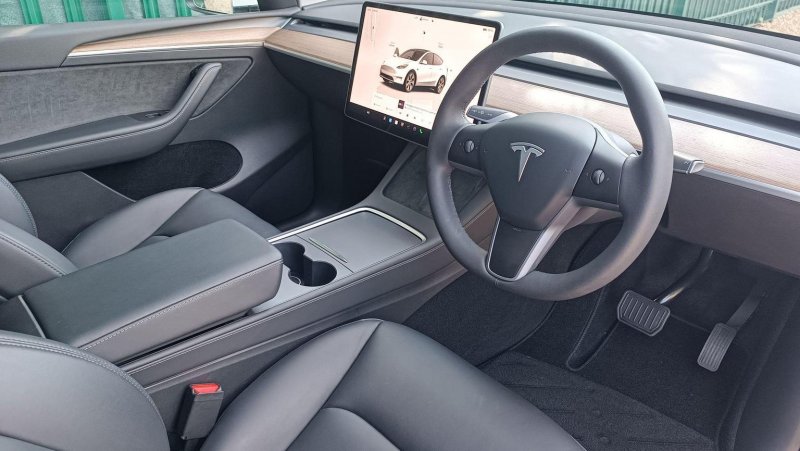 TESLA MODEL Y