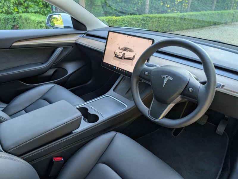 TESLA MODEL 3